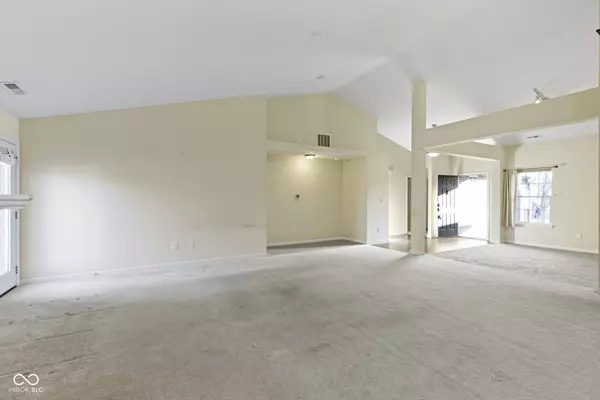 4062 S Meadow Wood CT, New Palestine, IN 46163