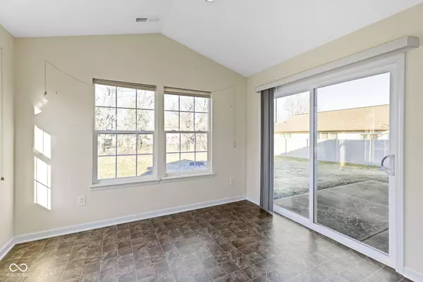 4062 S Meadow Wood CT, New Palestine, IN 46163