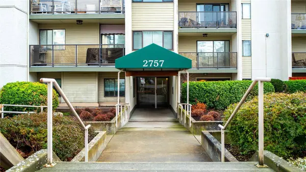 2757 Quadra St #402, Victoria, BC V8T 4E5