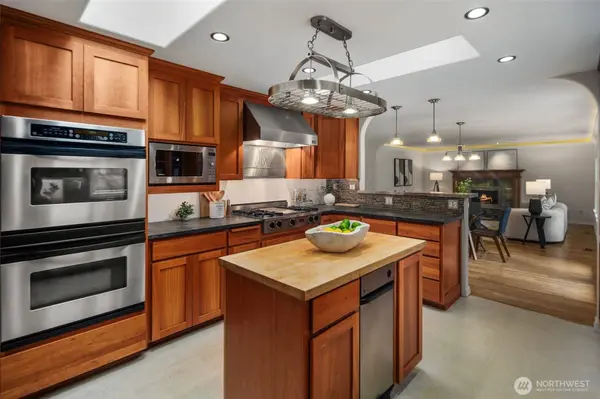 15922 SE 43rd ST, Bellevue, WA 98006