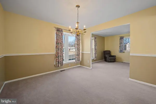 1 HICKORY CIR, Sewell, NJ 08080