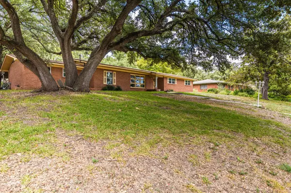 2324 Wooded Acres Dr, Waco, TX 76710-1558