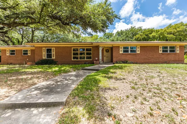 2324 Wooded Acres Dr, Waco, TX 76710-1558