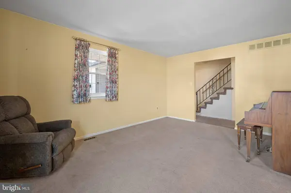 1 HICKORY CIR, Sewell, NJ 08080