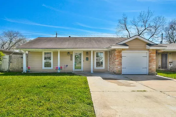 3720 Newton DR, Pasadena, TX 77503