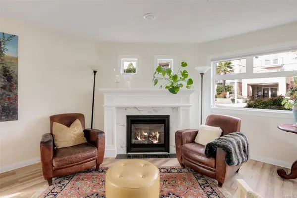 1083 Tillicum Rd #101, Esquimalt, BC V9A 7L7