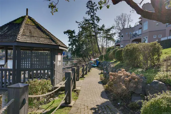 1083 Tillicum Rd #101, Esquimalt, BC V9A 7L7