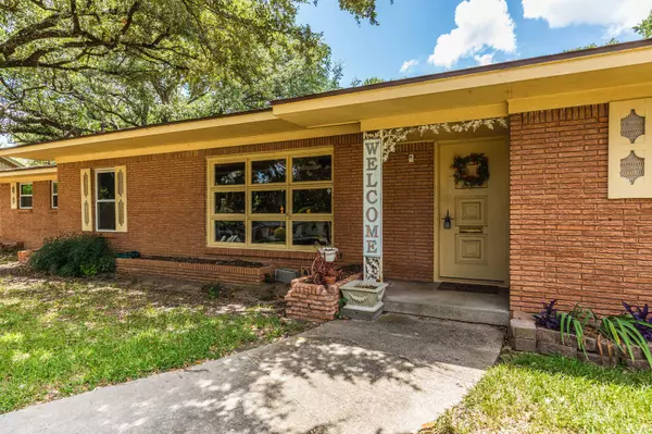 2324 Wooded Acres Dr, Waco, TX 76710-1558