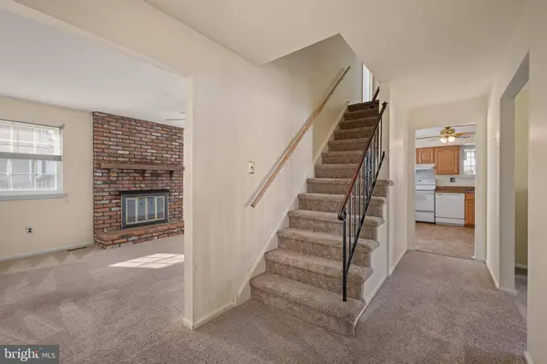 1 HICKORY CIR, Sewell, NJ 08080