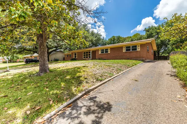 2324 Wooded Acres Dr, Waco, TX 76710-1558