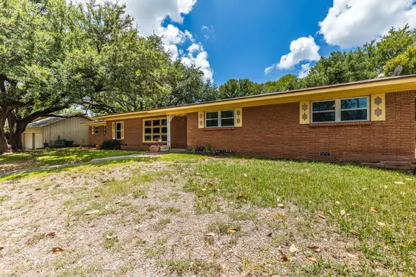 2324 Wooded Acres Dr, Waco, TX 76710-1558