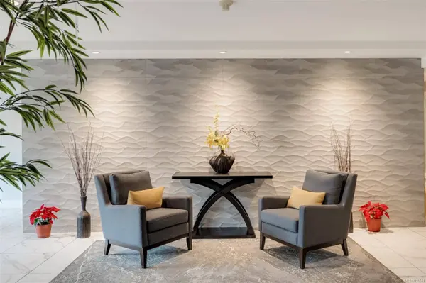 1083 Tillicum Rd #101, Esquimalt, BC V9A 7L7