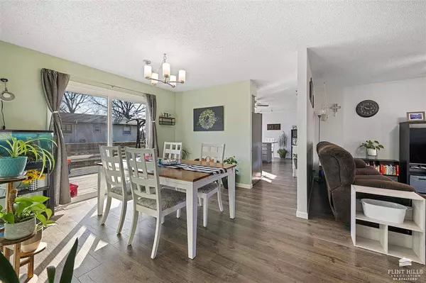 308 Harvey CIR, Manhattan, KS 66502