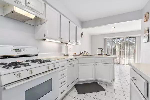 7 Cherrywood CT, Indian Head Park, IL 60525