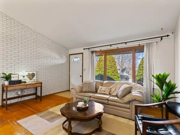 7225 Elstead Ave, Glendale, WI 53129