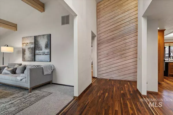 5870 W Sterling Ln, Boise, ID 83703