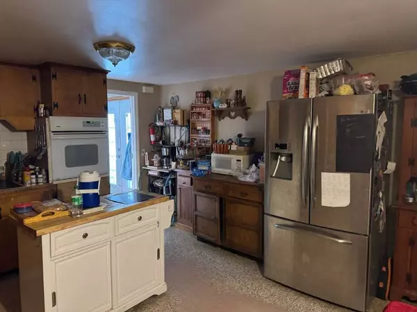 76 Hartford Ave West, Uxbridge, MA 01569