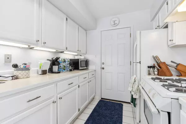 7 Cherrywood CT, Indian Head Park, IL 60525