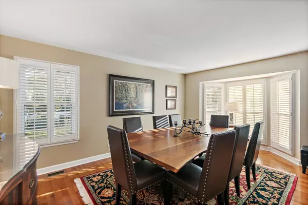 810 Royal Glen DR, Cary, IL 60013