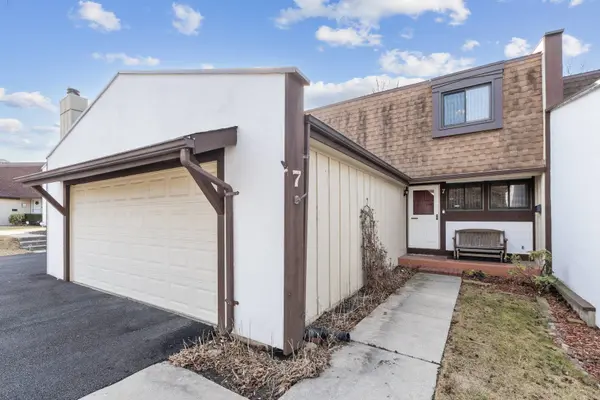 7 Cherrywood Court, Indian Head Park, IL 60525