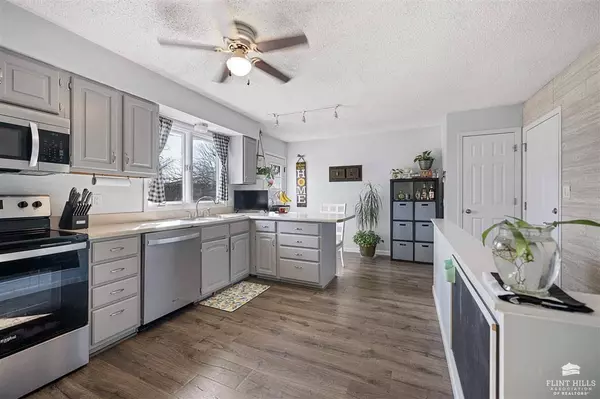 308 Harvey CIR, Manhattan, KS 66502