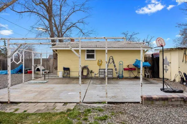 412 W Grand Ronde Ave, Kennewick, WA 99336