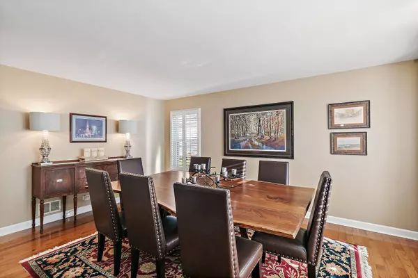 810 Royal Glen DR, Cary, IL 60013