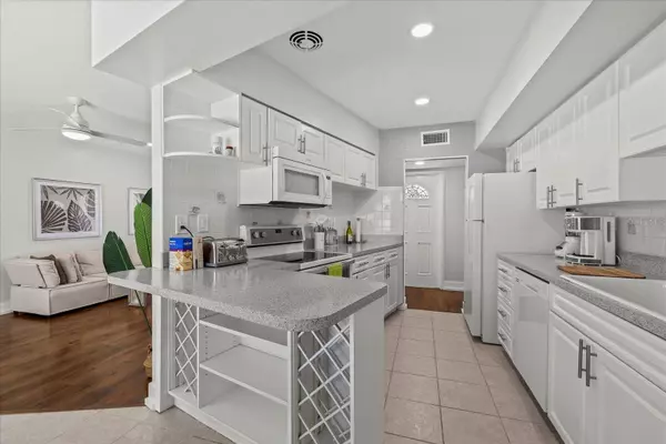 8006 N OLA AVE, Tampa, FL 33604