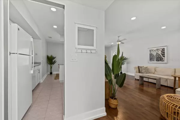 8006 N OLA AVE, Tampa, FL 33604