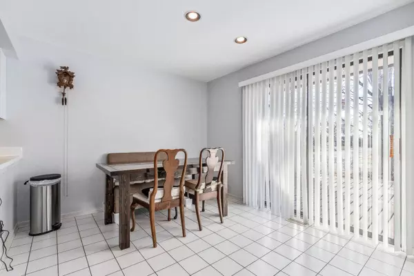 7 Cherrywood Court, Indian Head Park, IL 60525