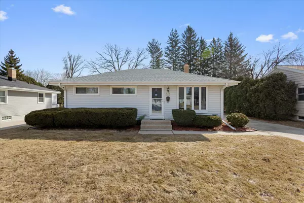 W169N8506 Sheridan Dr, Menomonee Falls, WI 53051