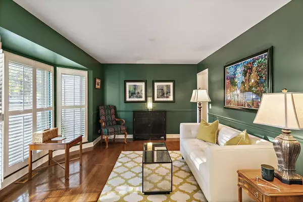 810 Royal Glen DR, Cary, IL 60013