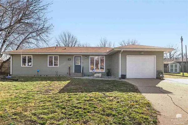 308 Harvey CIR, Manhattan, KS 66502