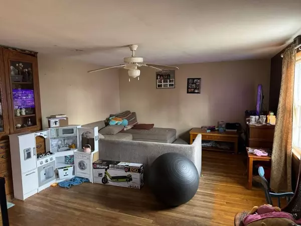 76 Hartford Ave West, Uxbridge, MA 01569