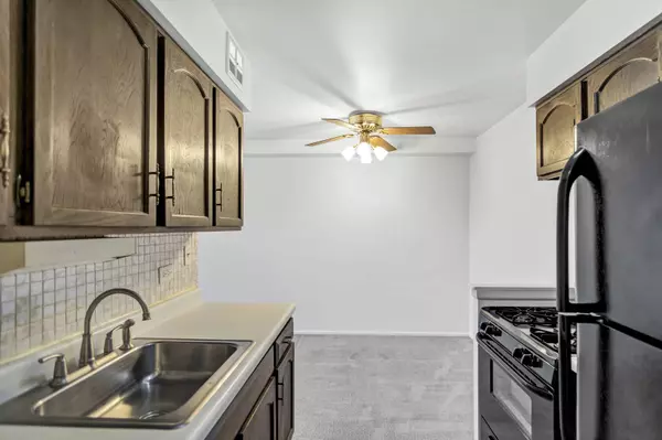 1880 Bonnie LN #104, Hoffman Estates, IL 60169