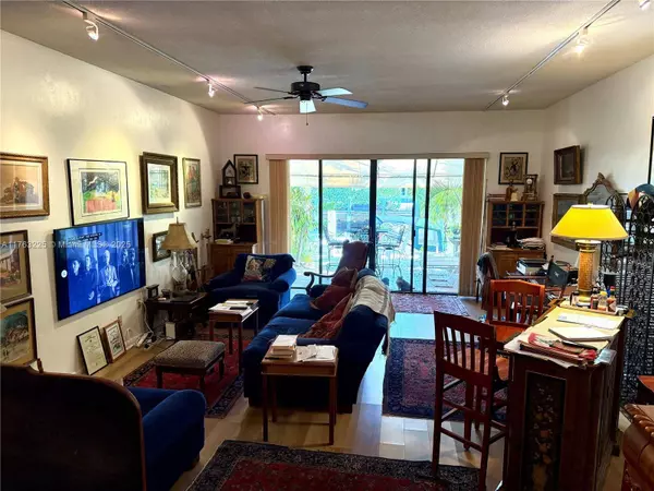 1424 NE 105th St #D10, Miami Shores, FL 33138