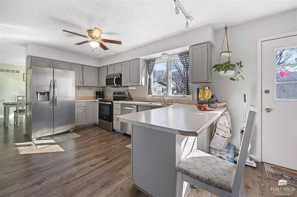 308 Harvey CIR, Manhattan, KS 66502