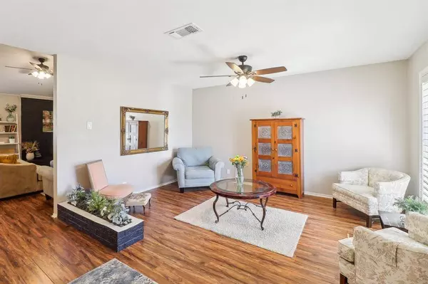 627 E Center Circle, Duncanville, TX 75116