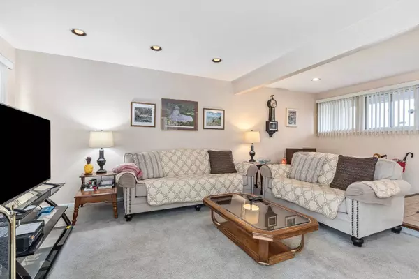 7 Cherrywood Court, Indian Head Park, IL 60525