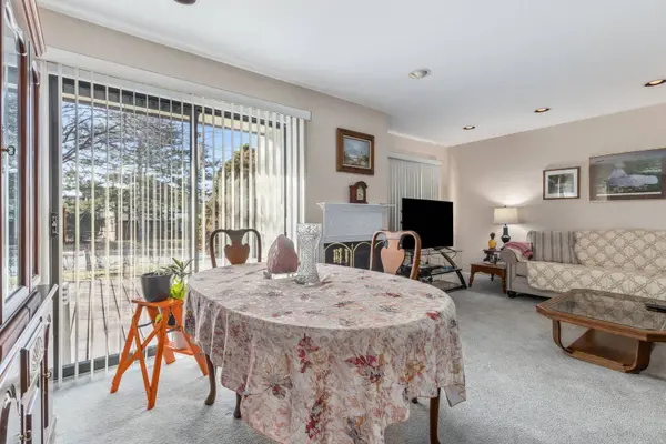 7 Cherrywood CT, Indian Head Park, IL 60525