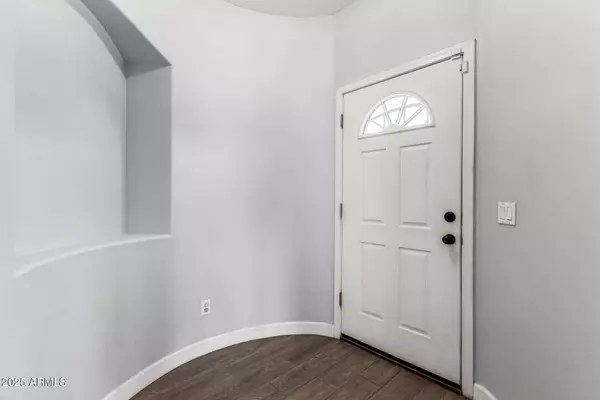 913 W JESSICA Lane, Phoenix, AZ 85041