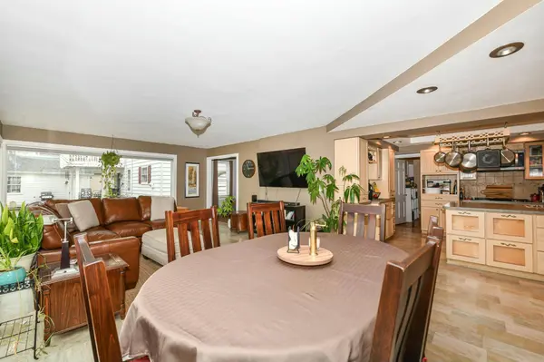 3521 N Main, North Bay, WI 53402