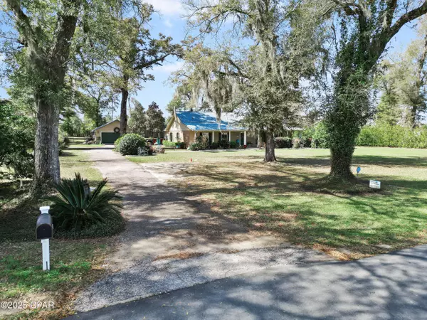 2779 Seminole DR, Marianna, FL 32446