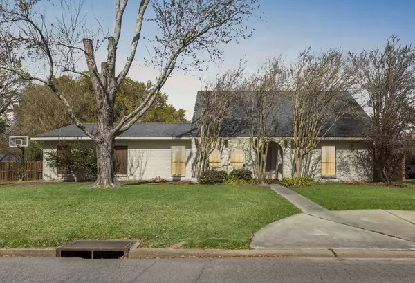 903 Kim Dr, Lafayette, LA 70503-4025