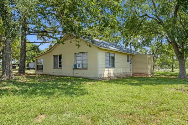 451 Pleasant Grove RD, Elgin, TX 78621
