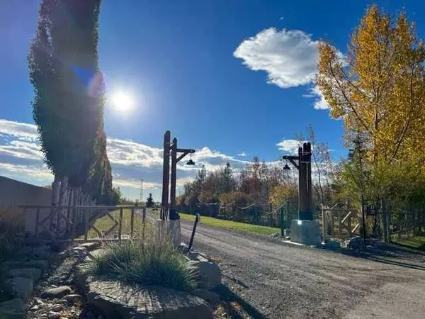 17 Oak AVE, Okotoks, AB T1S1K6