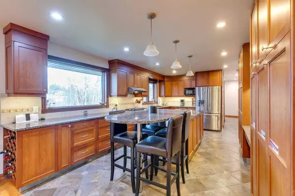 17 Oak AVE, Okotoks, AB T1S1K6