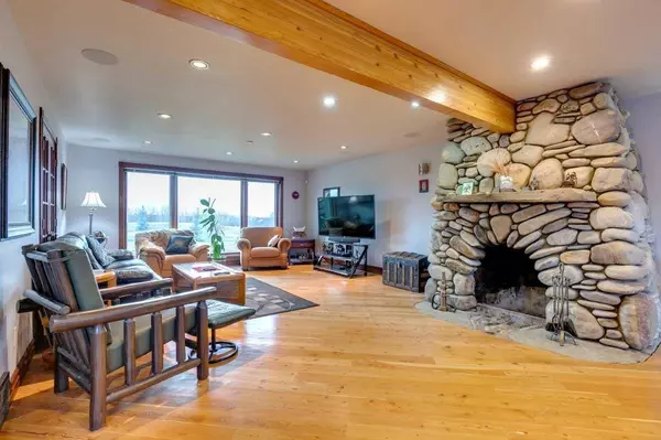 17 Oak AVE, Okotoks, AB T1S1K6