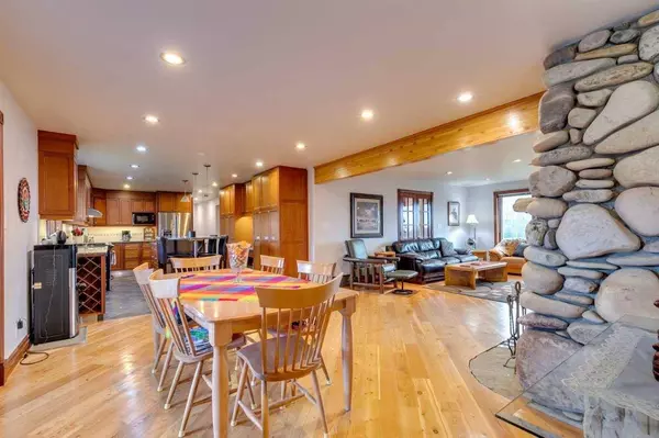 17 Oak AVE, Okotoks, AB T1S1K6