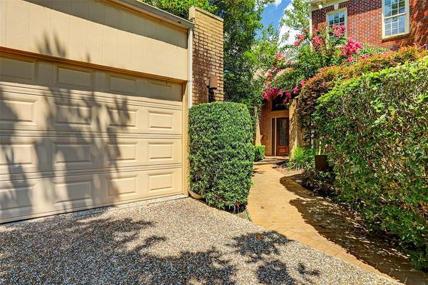 11 Pine Briar Circle, Houston, TX 77056